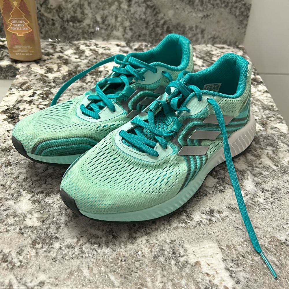 Adidas aero bounce sneakers